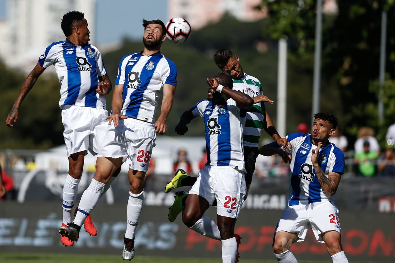 En el juego aéreo no la pasó bien el Porto durante el encuentro que tuvo que definirse desde el punto penal.