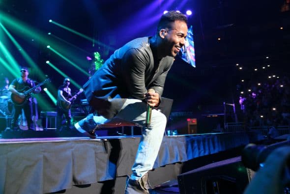 El Rey de la Bachata tuvo casa llena en el Toyota Center este miércoles, ve aquí las mejores imágenes de la noche.