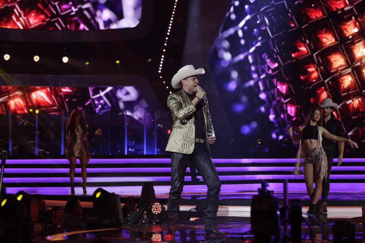 Luis Alberto abrió la ronda de canciones de Calibre 50 cantando 'Aunque Ahora Estés Con El'.