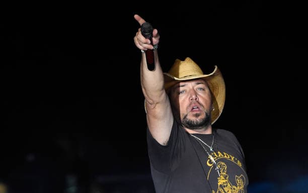 El cantante de música country, Jason Aldean, actuaba sobre el escenario en el momento del mortal tiroteo.
