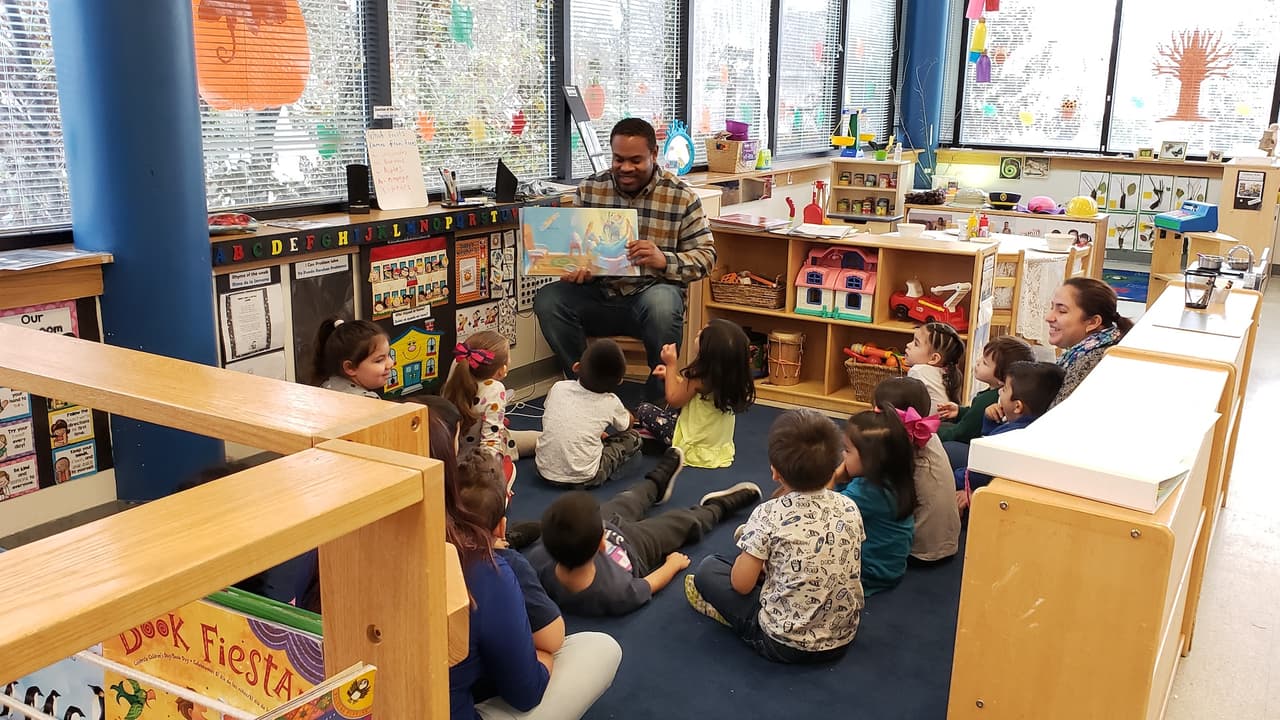 Ex jugadores de Chicago Bears visitaron escuela en La Villita para promover educación temprana