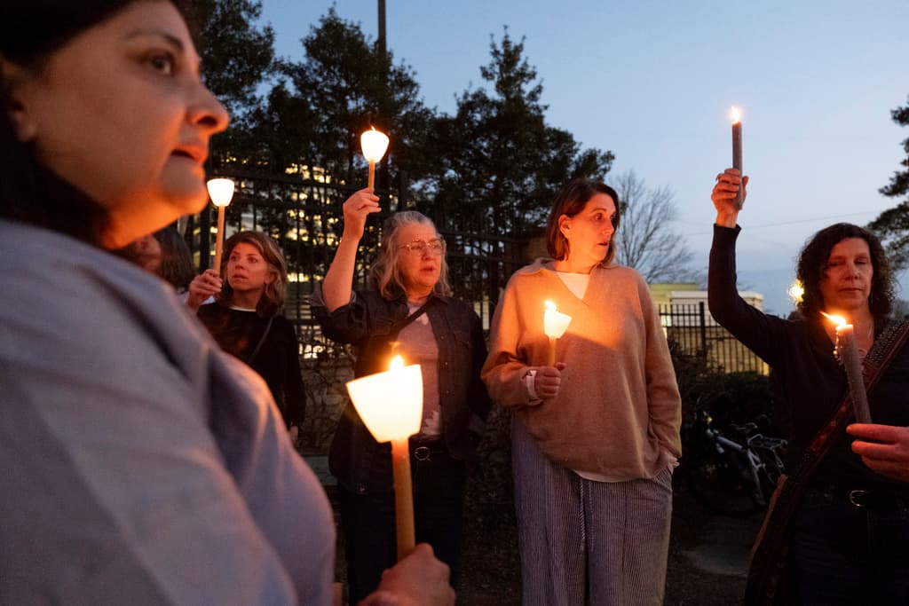 De acuerdo con información que sindicales de trabajadores de los CDC en Atlanta informaron a AP, los despidos afectarán
<b> puestos administrativos</b> de departamentos como 
<b>recursos humanos</b>, finanzas, 
<b>compras</b> y tecnología.