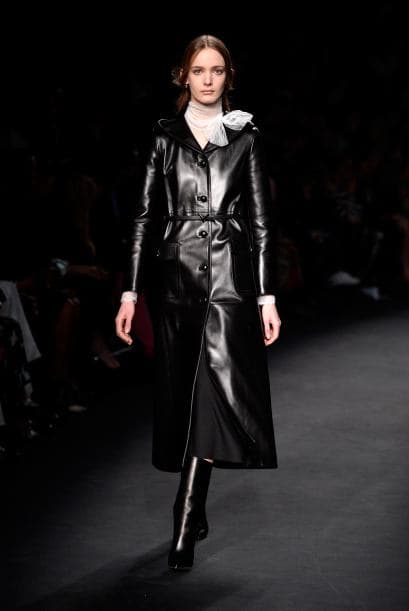 Este abrigo en negro luce muy elegante y formal.