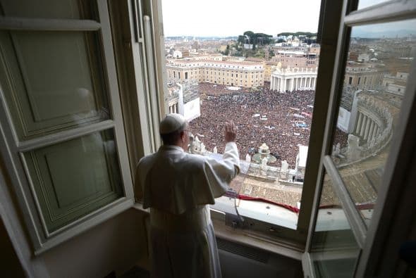 "Hermanos y hermanas, buenos días!", dijo el Papa tras asomarse a la ventana de su estudio en el Palacio Apostólico y saludar a la multitud.