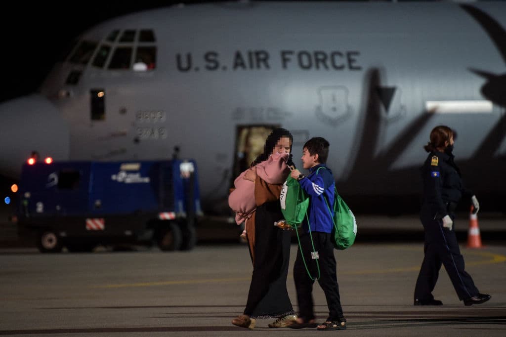 En la cara positiva de estas jornadas, centenares de civiles afganos pudieron seguir saliendo del país en aviones de Estados Unidos y otros países aliados.
<a href="http://uni.vi/BZ53102UV17" target="_blank">Casi un centenar de naciones</a>, entre ellas EEUU, se han comprometido a seguir acogiendo afganos después del 31 de agosto.