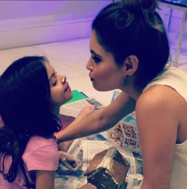 En una entrevista que otorgó a El Nuevo Herald, Daniel Sarcos aseguró que Carlota no sufrió el divorcio "de sus padres como otros niños porque era una bebé cuando su mamá y yo nos separamos…
<b>Pienso que es muy feliz porque encuentra amor en cada esquina</b>, tanto en la casa de su mamá como en la mía”.