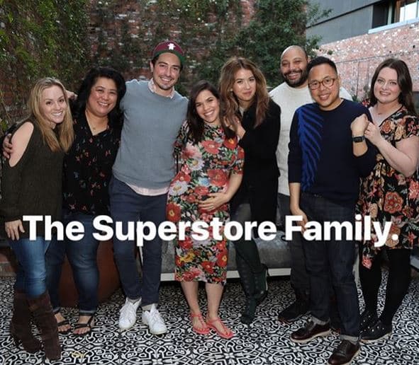Y aquí, la actriz posó con sus compañeros de la serie 'The Superstore', de NBC, que recién el pasado 21 de febrero sumó la que será su cuarta temporada. En la imagen se aprecia a sus coestrellas: Kelly Stables, Ben Feldman, Nichole Bloom, Colton Dunn, Nico Santos y Lauren Ash.