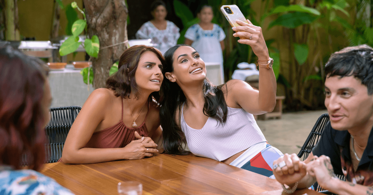 Aislinn Derbez y Renata Notni en la película '¿Qué culpa tiene el karma?'