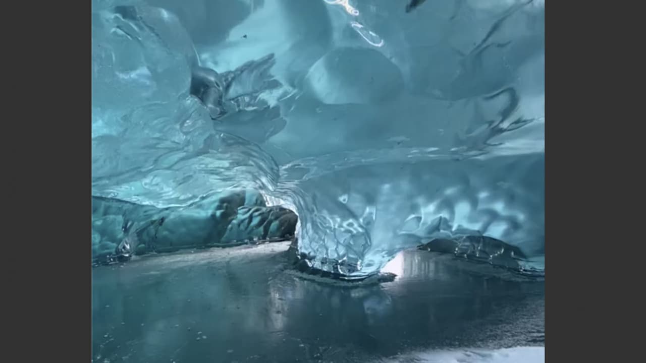 <b>En video:</b> Impresionantes imágenes de un glaciar que se puede recorrer desde adentro.
<b> </b>El glaciar Mendenhall es un gigante de hielo de 13 millas de extensión ubicado en Alaska. El deshielo provocado por el aumento de temperatura debido al cambio climático, ha tallado espectaculares cuevas en su interior.