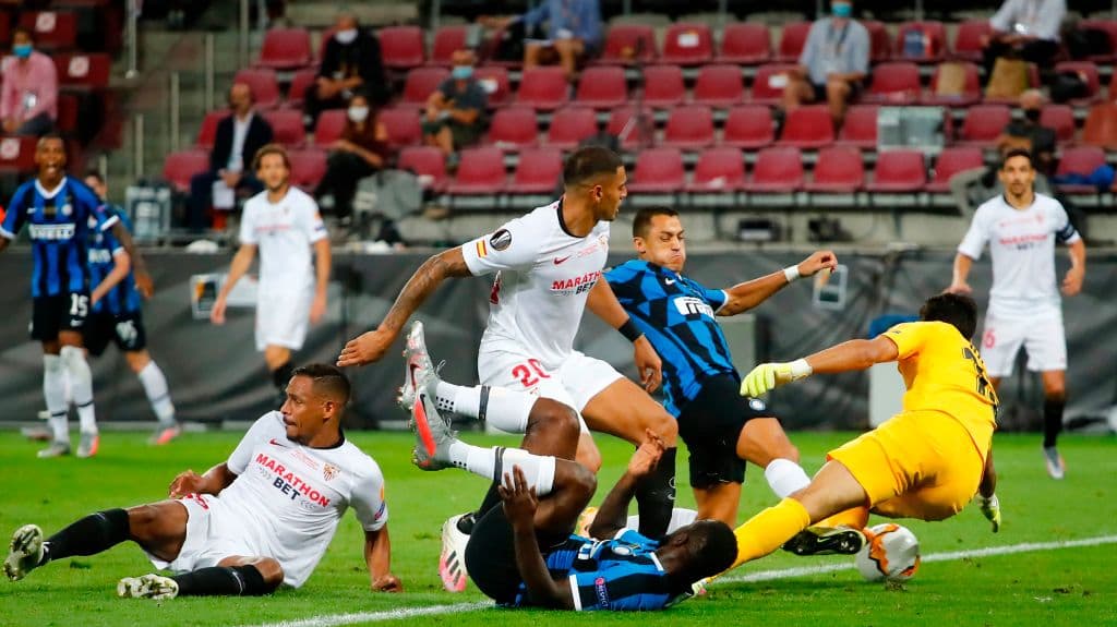 Sobre el 82’ Inter tuvo el empate, pero Koundé sacaba el balón de la portería.