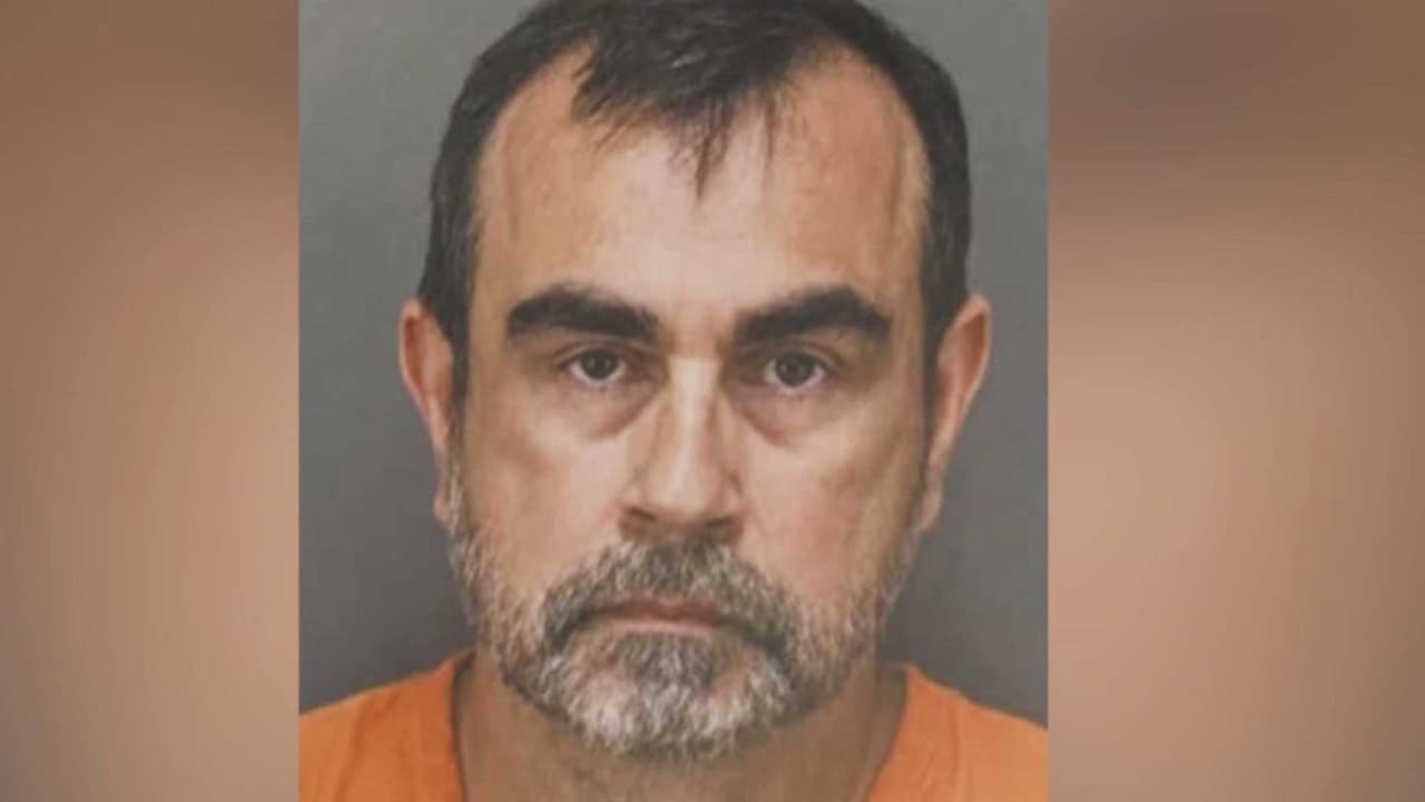 Arrestan a un padre adoptivo de cinco niños acusado de pornografía infantil
