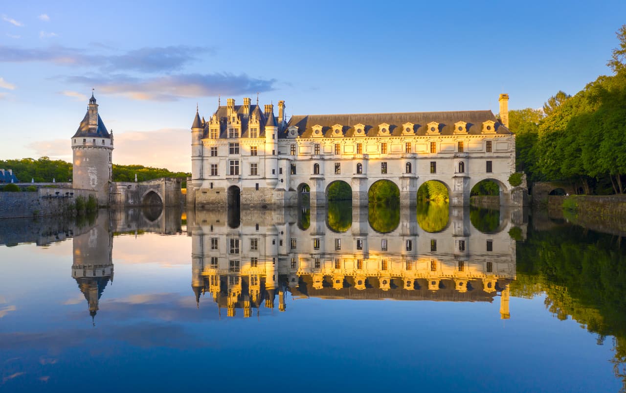 <b>Chenonceaux, France. </b>El castillo está ubicado en el río Le Cher, cerca del pequeño pueblo del mismo nombre. Emplazado sobre el agua, el castillo es especialmente fotogénico por sus reflejos, siendo uno de los más famosos del valle del Loira. El actual edificio se levantó en el siglo XVI, aunque se fue ampliando en los siglos siguientes. 
<a href="https://www.experienceloire.com/chateau-de-chenonceau.html" target="_blank">Enrique II se lo dio a su amante Diane de Poitiers y cuando él murió, en 1559</a>, la reina Catalina de Médicis la obligó a salir. La monarca ordenó construir un gran salón de baile en el puente que terminó de darle el aspecto actual.