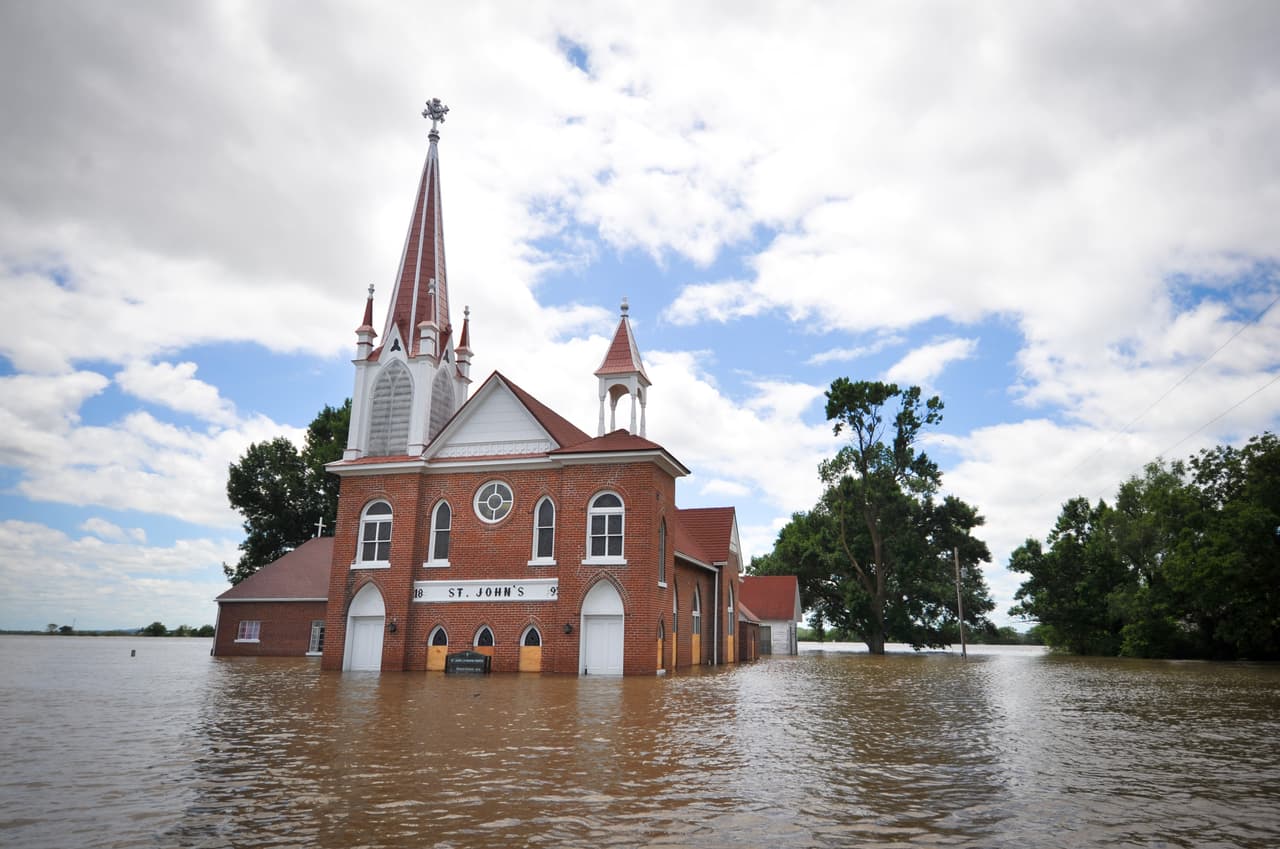 <b>Desbordamiento de los ríos Missouri y Souris </b>(del 1 de mayo al 30 de junio de 2011).
<b> </b>Dejaron
<b> cinco personas muertas</b>. Las inundaciones fueron provocadas por un exceso de nieve derretida y precipitaciones fuera de lo normal que afectaro a múltiples estados y miles de campos de cultivo, de acuerdo con la NOAA. En la foto aparece la iglesia St. John en Corning, Missouri, rodeada por las aguas del río homónimo. 
<b>Costo estimado del desastre: 2,300 millones de dólares. </b>