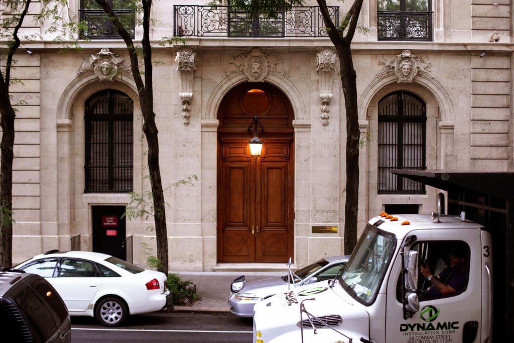 La fachada del apartamento en el 
<i>Upper East Side</i> de Manhattan que pertenecía a Jeffrey Epstein.