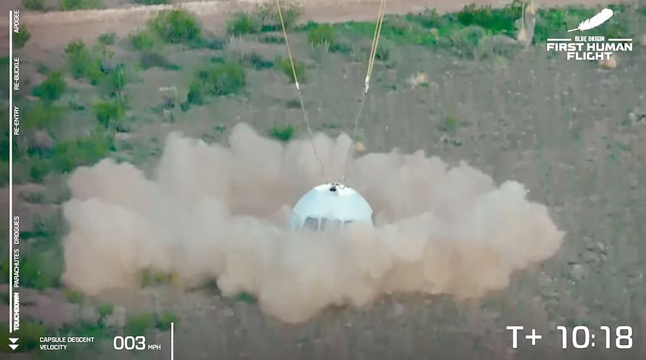 El momento en que la cápsula cayó suavemente en el desierto de Texas.
