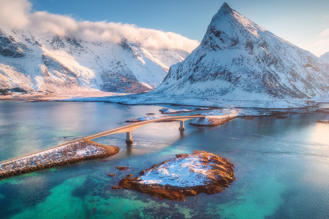 <b>Puentes Fredvang.</b>
<br>
<br>Estas dos estructuras conectan el archipiélago noruego de Lofoten, uniendo pueblos e islas remotas. Rodeados de picos y aguas heladas, ofrecen hermosas vistas del etéreo paisaje de Reine, al norte del país.
<br>