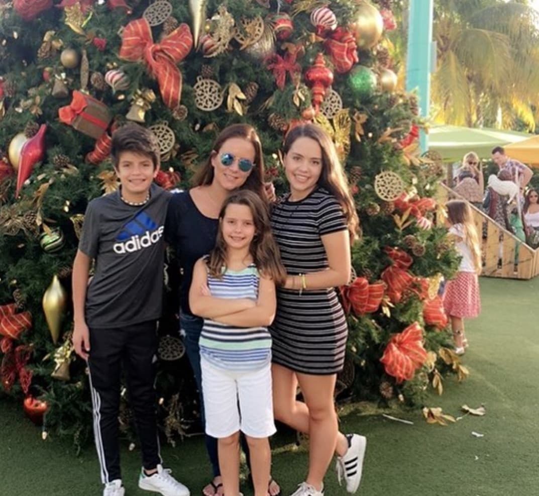 Juntos tuvieron tres hijos: Fernanda, Mariano y Nicole.
