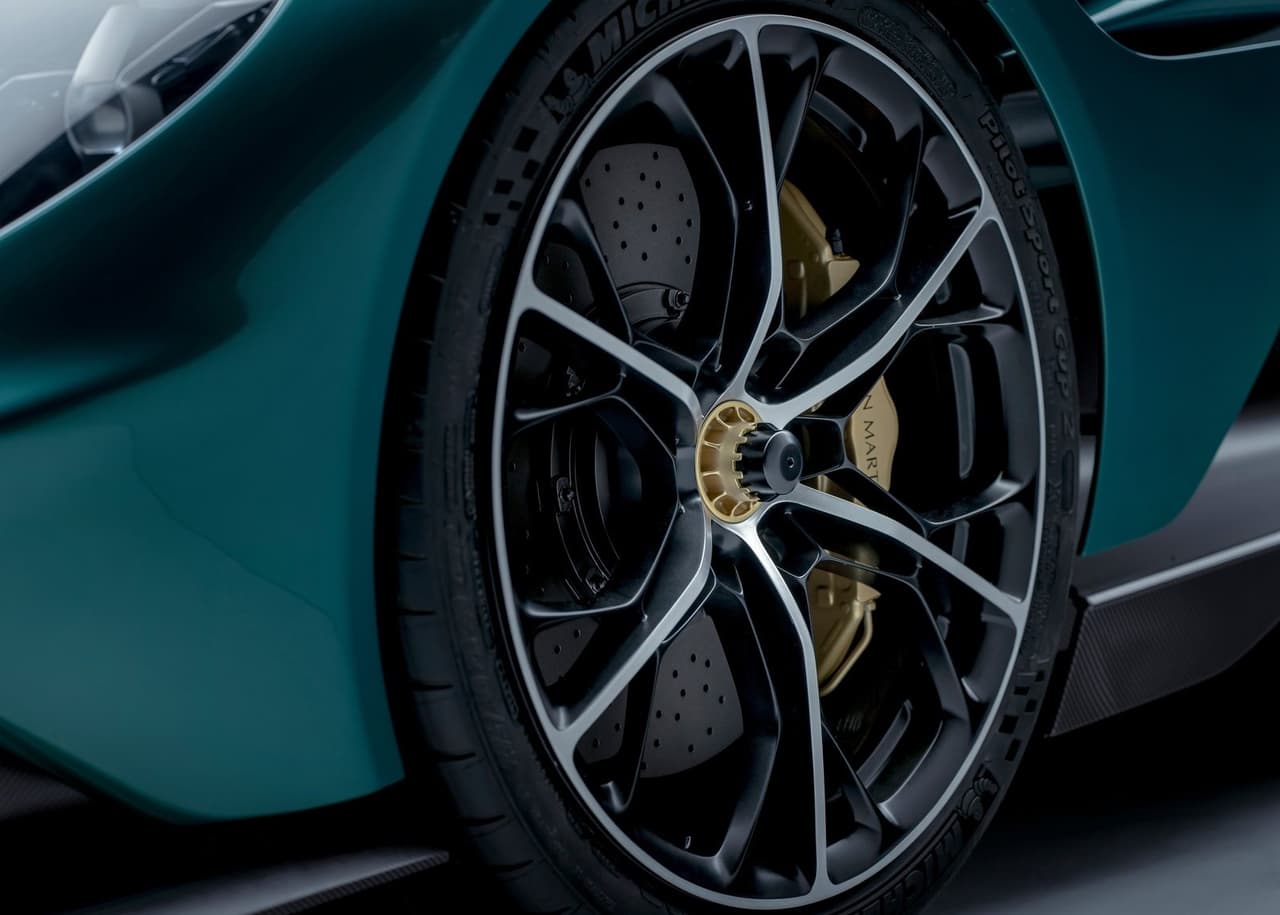 Su transmisión es una automática de ocho velocidades y doble embrague relacionada a un sistema de tracción en las cuatro ruedas.