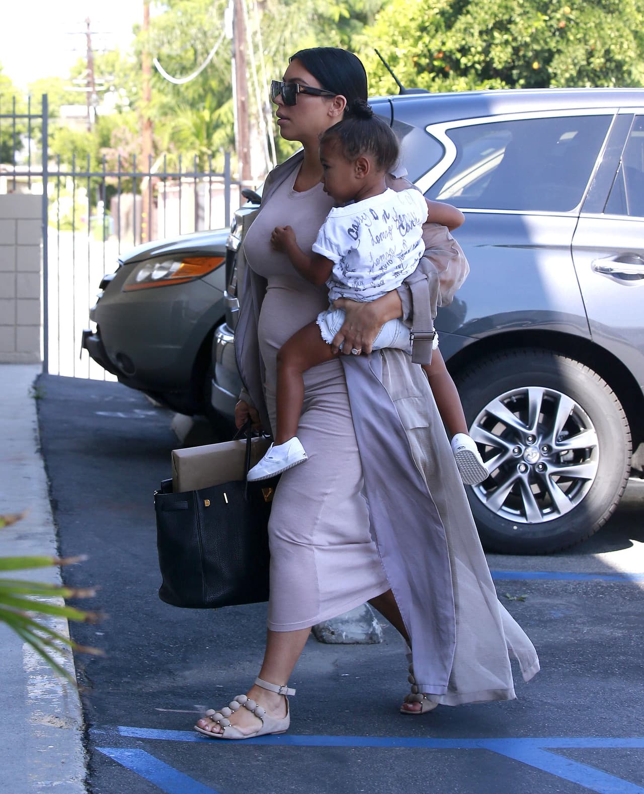 Kim debería de contratar una nana que le ayude.