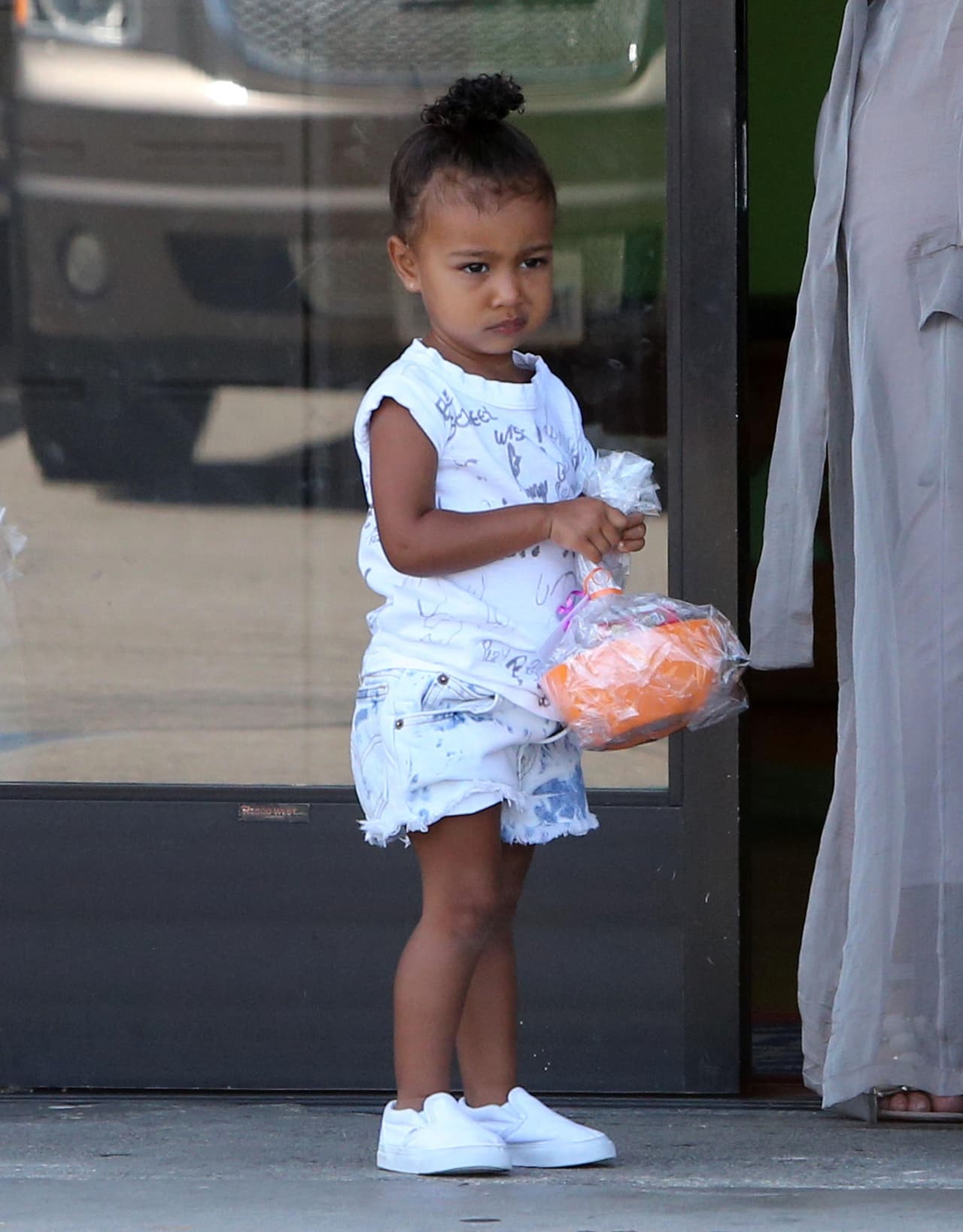 Nori seguía parada frente a los fotógrafos.