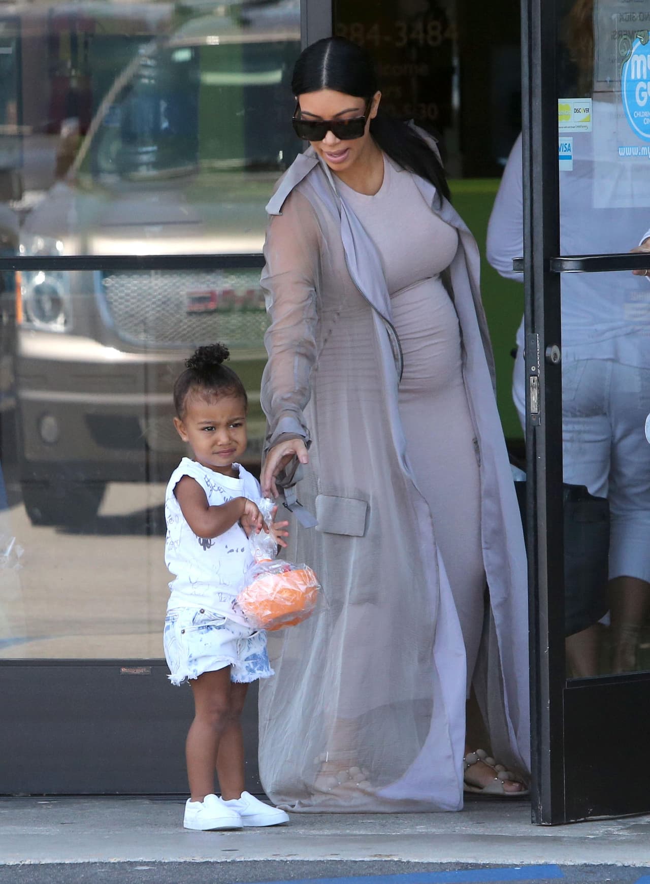 Cuando estaban por entrar al salón de fiestas, Nori quería quedarse a posar para los paparazzi.