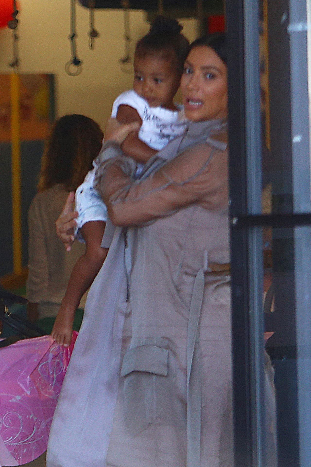 La Kardashian tuvo que cargarla de nuevo.