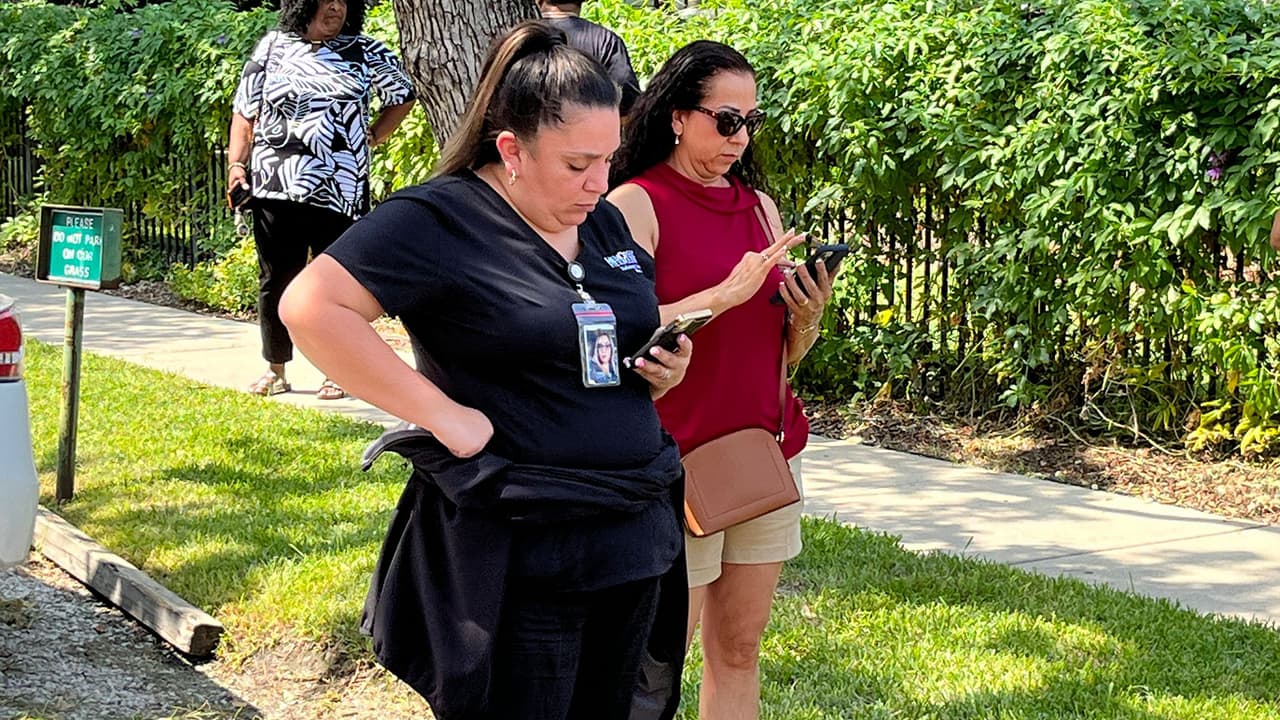 Los padres comenzaron a recibir mensajes por parte de la escuela y se dirigieron hasta esta ubicada en la cuadra 413 de la calle E. 13th.