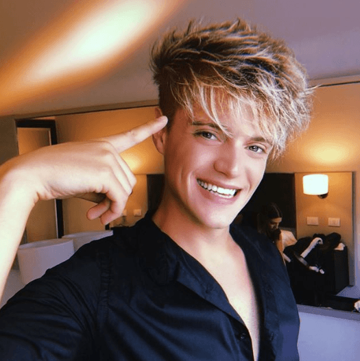 Su sonrisa y estilo te cautivarán.