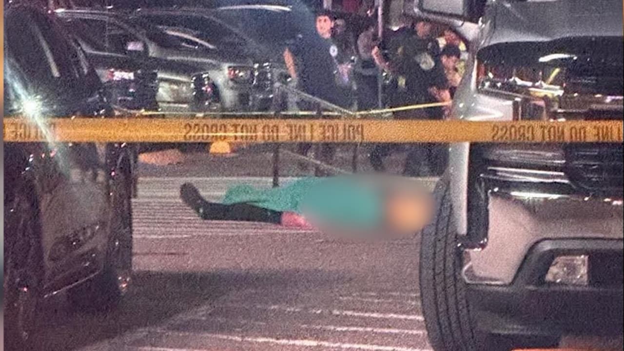 La testigo señaló que afuera del casino vio a 
<b>dos personas tiradas frente a su camioneta.</b> Una de ellas, dijo, no logró sobrevivir a pesar de los esfuerzos de un oficial que trataba de contener la sangre.