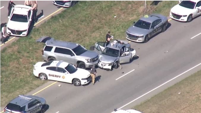 Persecución policial en dos condados dejó autos oficiales dañados y dos sospechosos detenidos