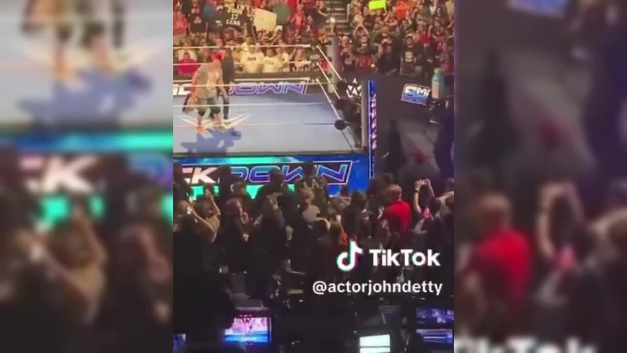 La épica reacción de John Cena al botellazo en plena presentación