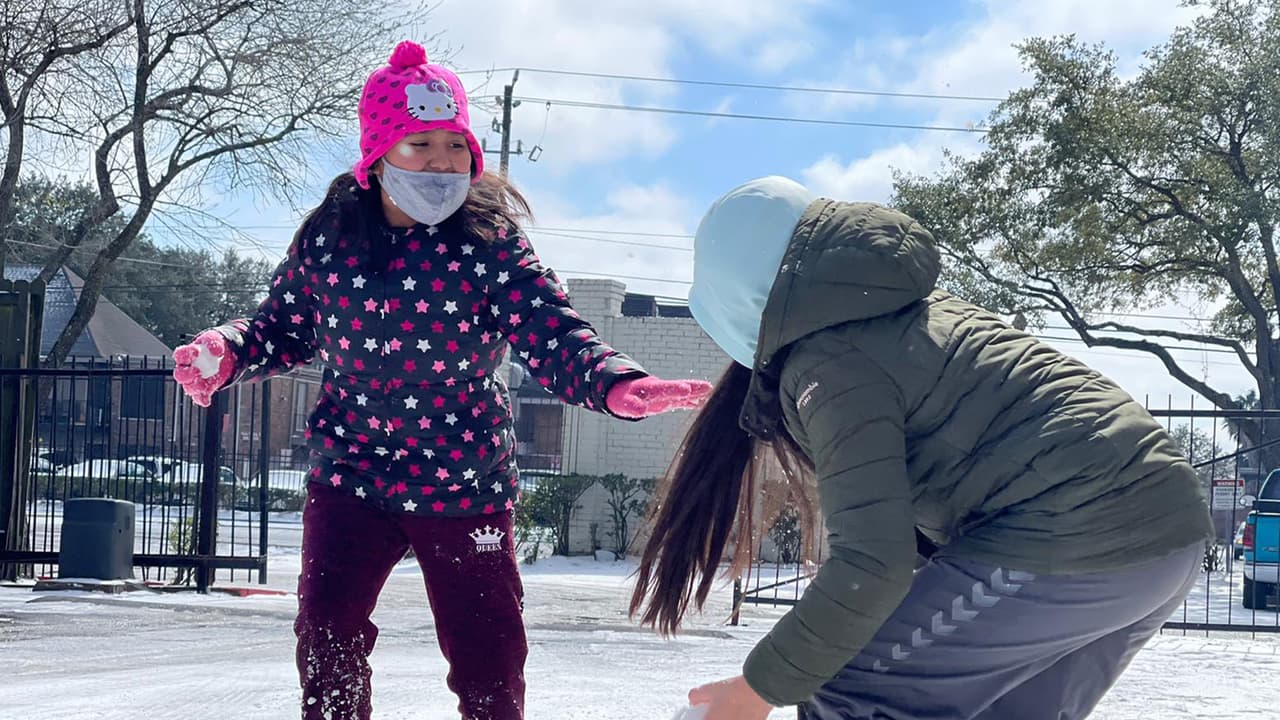 Mientras esto sucede, los niños aprovechan para jugar entre la nieve.