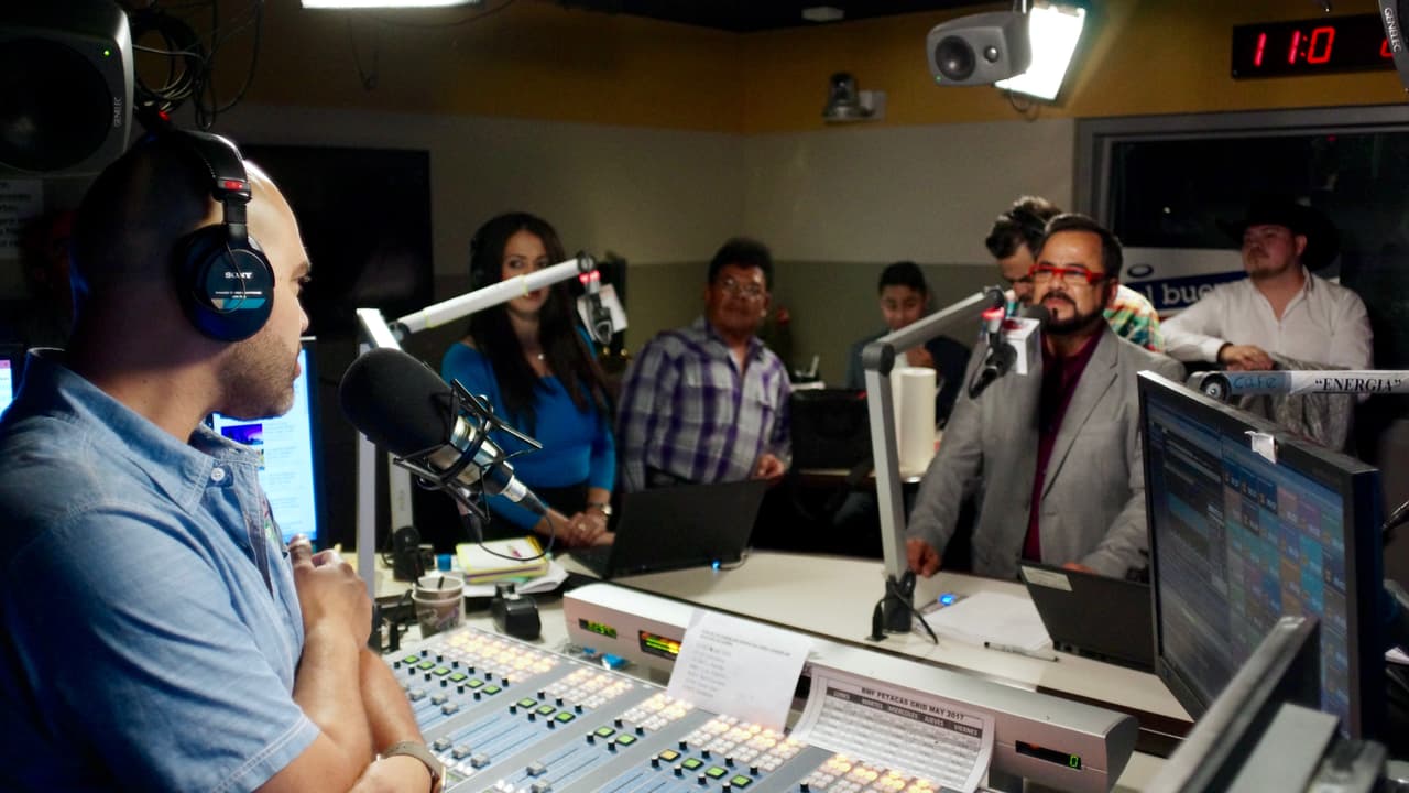 Los Rieleros del Norte aprovecharon la visita a 'El Bueno, La Mala y El Feo' para hablar de migración, inicios y nuevos proyectos.