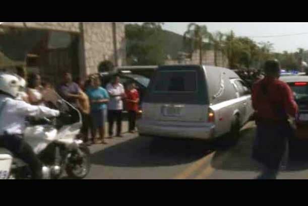 A paso lento, la carruza recorrió cada una de las calles, en donde la gente se detuvo para darle las últimas palabras al famoso.
