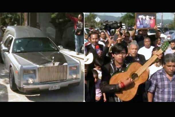 El Estado de Cuernavaca, Morelos está de luto. La carroza fúnebre está rumbo a la Catedral de Cuernavaca y fue escoltada por miles de personas.