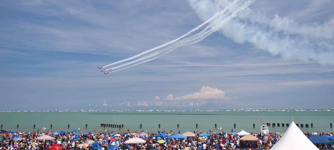 Cientos de aviones, incluidos los icónicos US Navy Blue Angels, exhibirán varias acrobacias a lo largo de la costa del lago Michigan entre Fullerton Avenue y Oak Street.