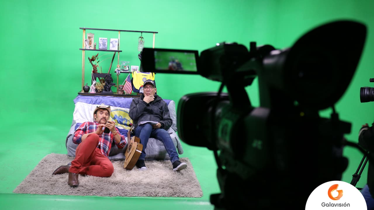 Luis Manuel Ávila y el director José Sierra antes de comenzar grabaciones.