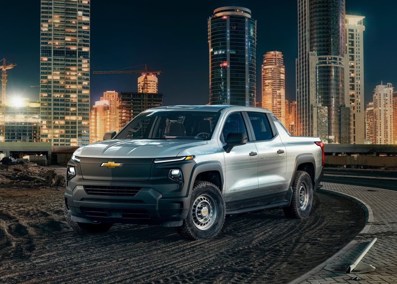 Ambas están desarrolladas sobre la plataforma Ultium, es decir, no son adaptaciones de la versión a gasolina, sino que fueron diseñadas desde cero con la intención de ser camionetas de propulsión eléctrica.