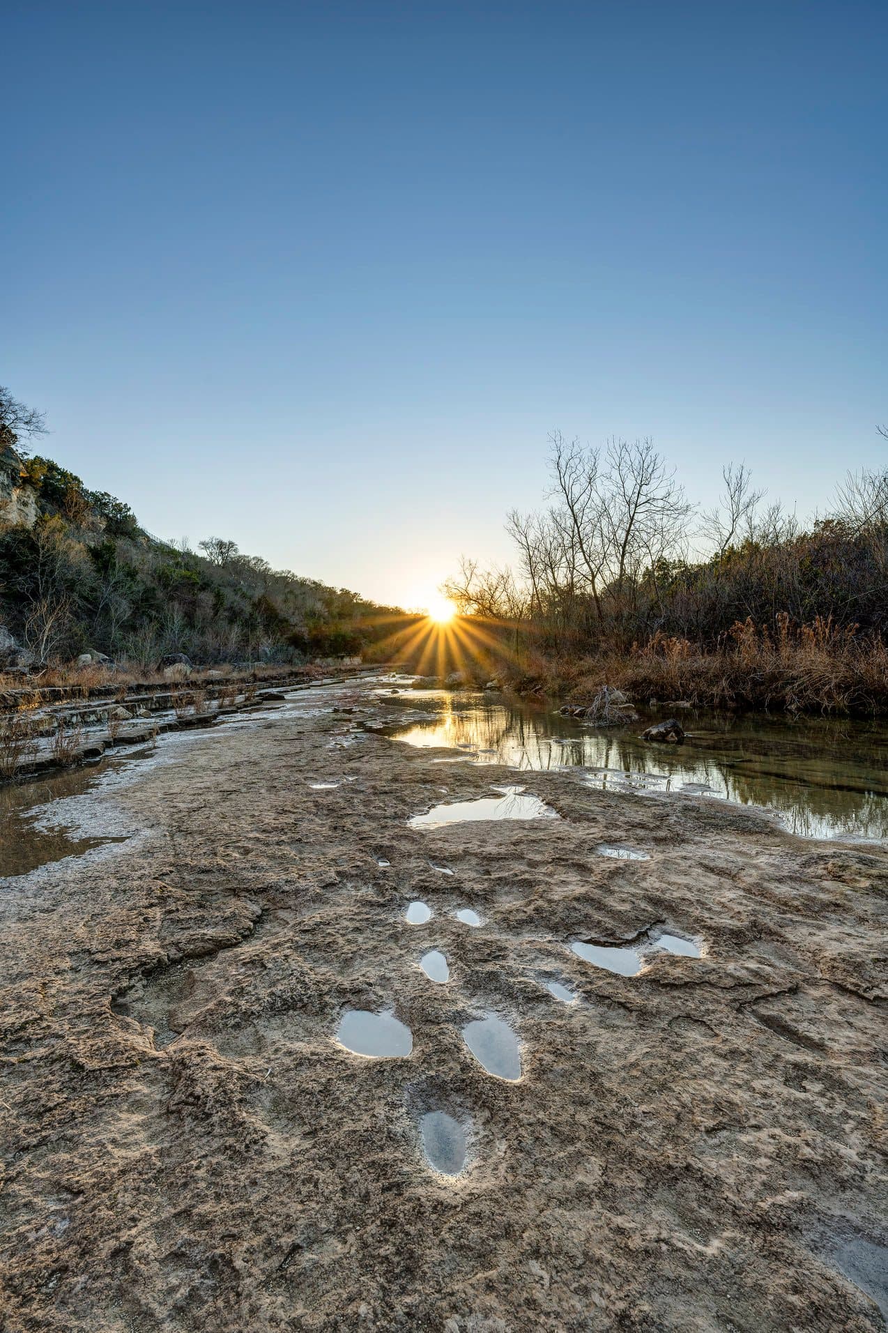 Debes ir hacia el río San Gabriel que cruza la autopista 183 justo al norte de Leander. Tendrás que caminar por el lecho del río para encontrar las huellas.