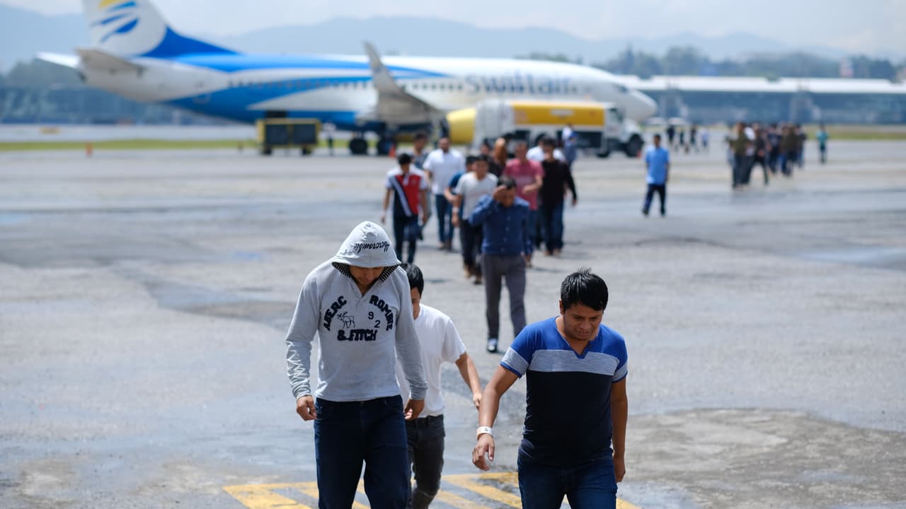 <b>Deportaciones exprés y regresos masivos. </b>Un grupo de guatemaltecos deportados a su llegada a la capital de Guatemala. El 
<a href="https://gt.usembassy.gov/es/una-coordinacion-mejorada-resulta-en-mas-deportaciones-expeditas-a-guatemala/">acuerdo entre este país y EEUU</a> para llevar a cabo deportaciones expeditas de adultos y familias aumentó el número de repatriaciones a mediados de año.
