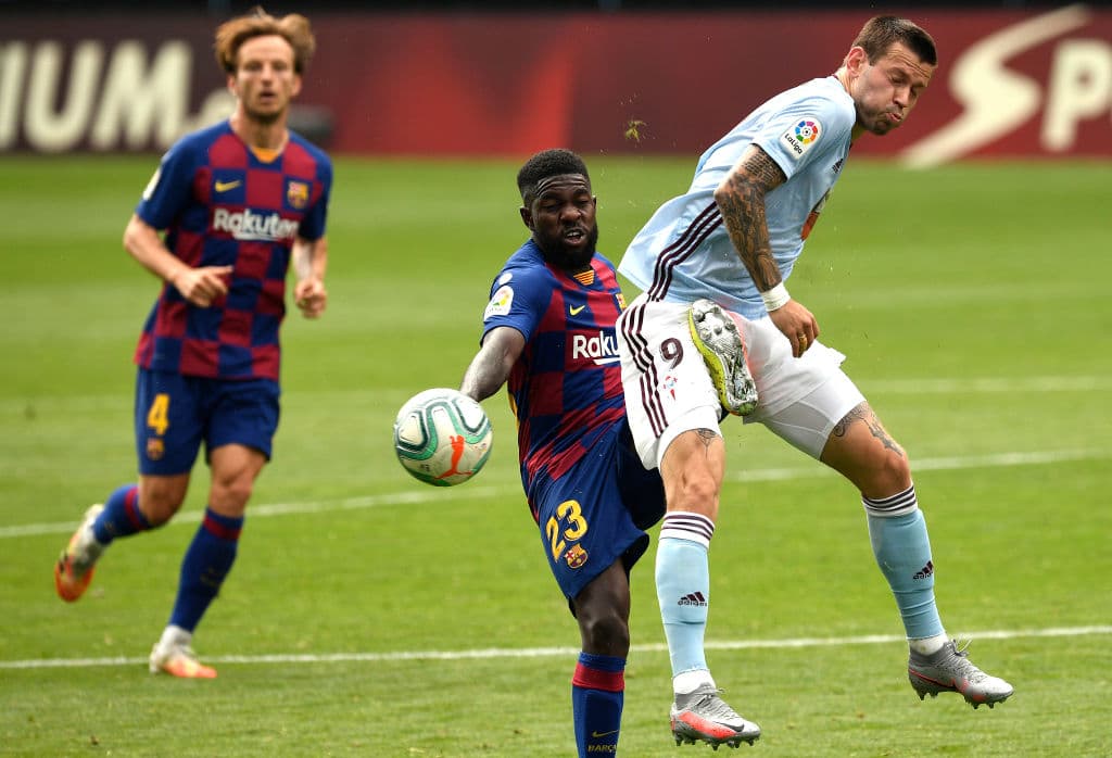 Samuel Umtiti se lleva la tarjeta amarilla luego de un fuerte impacto sobre Fedor Smolov.