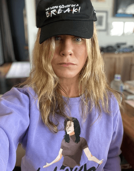 La estrella de la serie ‘Friends’ (1994) está en el octavo lugar de la lista de las actrices mejor pagadas del mundo de Forbes. Adicionalmente ha lanzado varias fragancias, protagonizado películas importantes y creado su propia serie para Apple TV, ‘The Morning Show’.