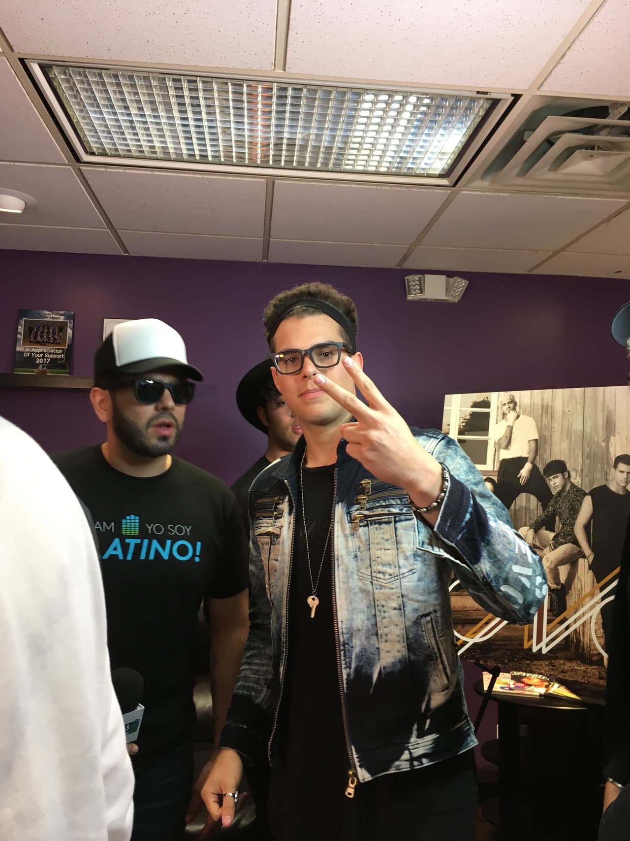 Las fanáticas de CNCO recibieron al grupo con los brazos abiertos. El centro comercial donde se realizó el meet and greet estaba llenos de fans que les esperaban desde las 5 de la mañana para tomarse una foto con ellos y conocerlos en persona.