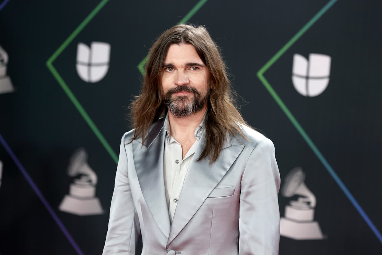 <b>Juanes</b>
<br>El cantante colombiano 
<b>Juanes </b>se presentó en la alfombra roja con un traje en color gris claro.