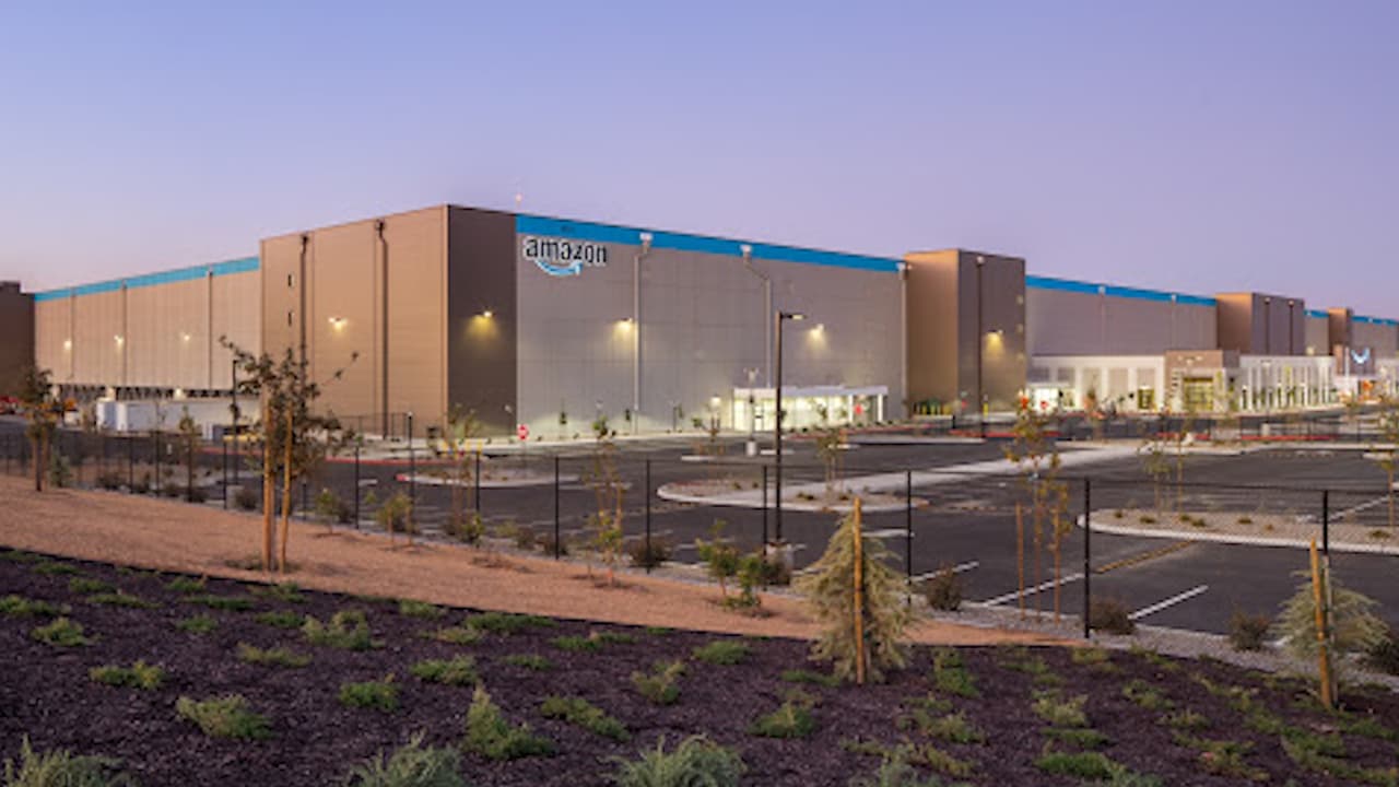 El nuevo centro logístico de Amazon en Bakersfield empleará 1,000 personas localmente