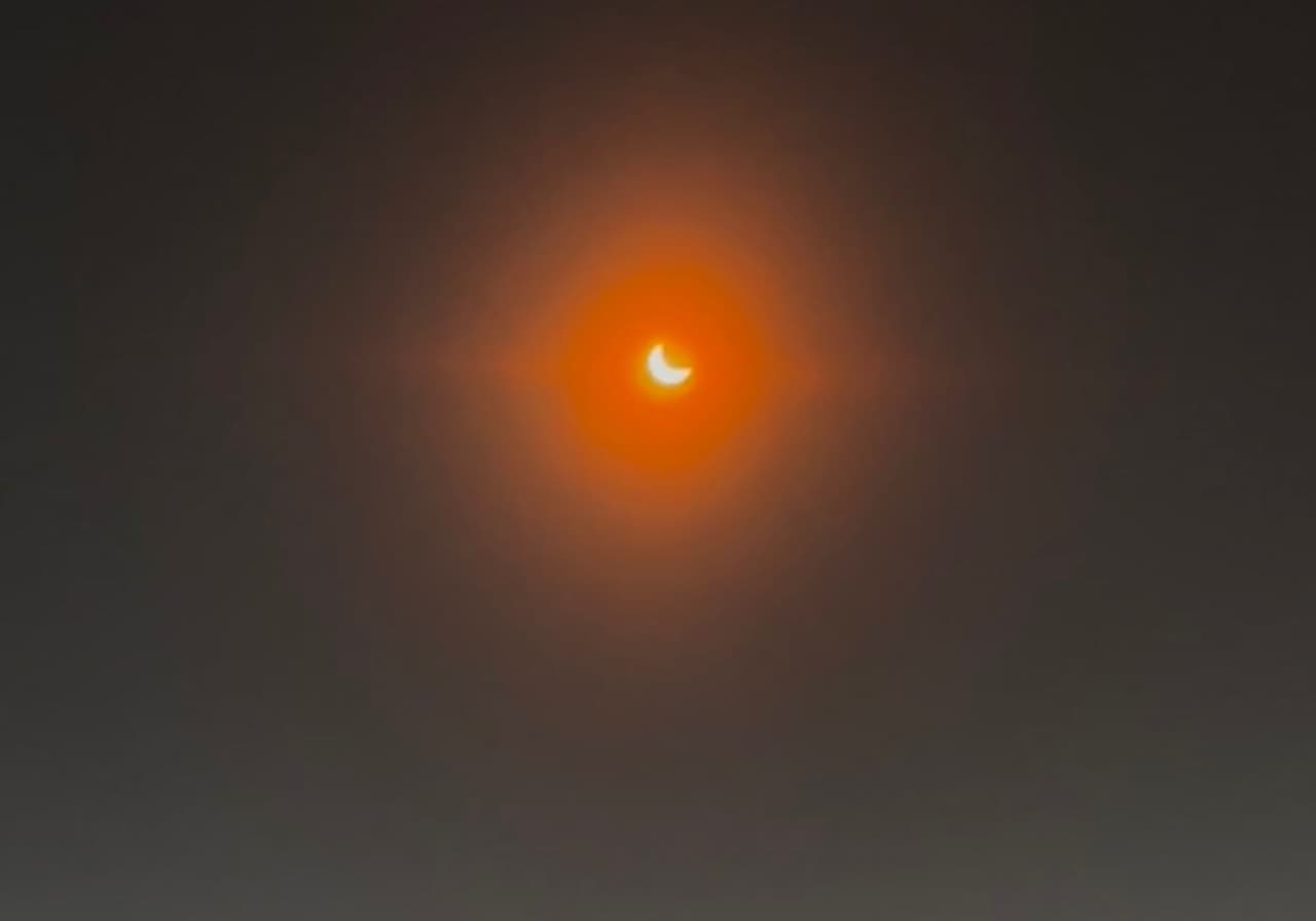 En Garland, Texas y usando el teléfono celular José Zarazua pudo captar una pequeña lunita sobre el sol.