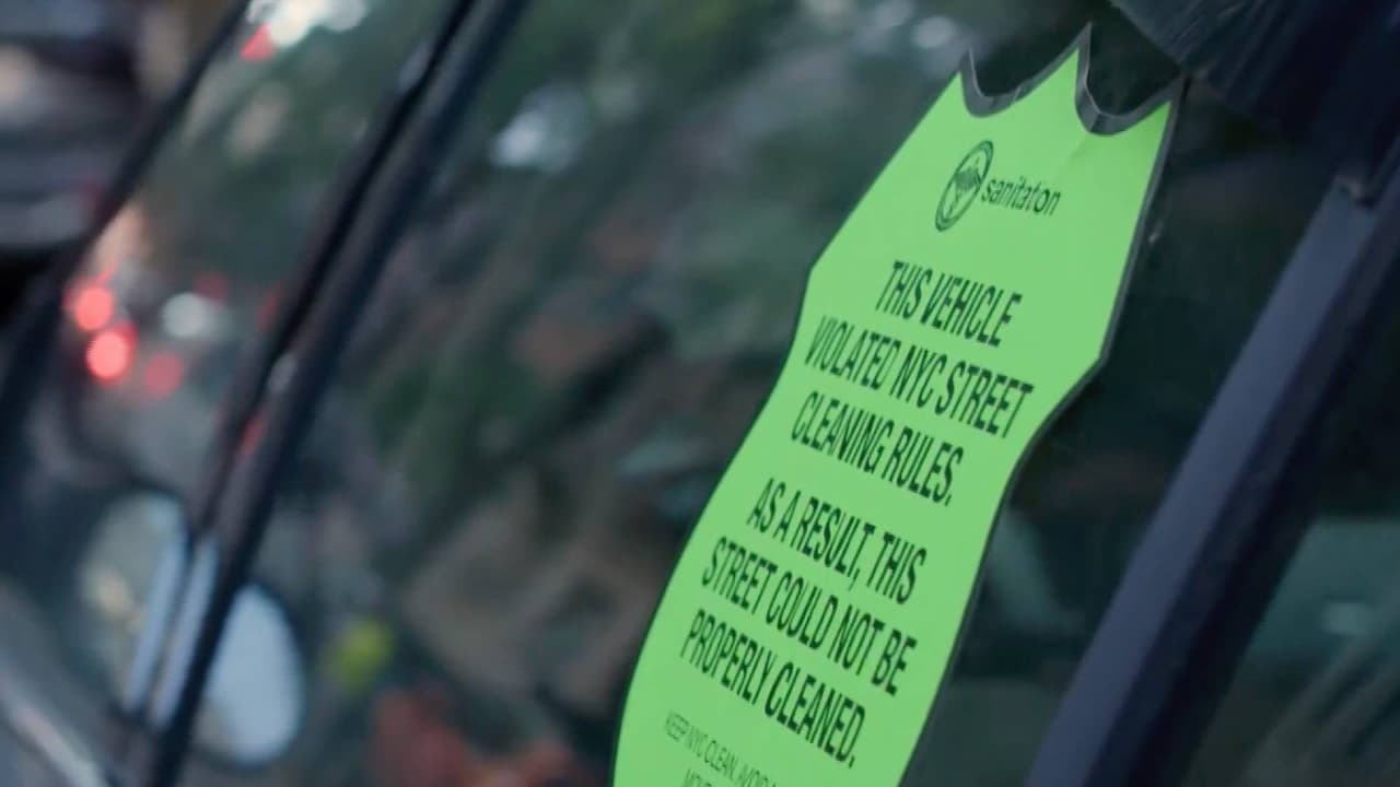 Nueva York colocará calcomanías a vehículos que incumplan reglas de estacionamiento alterno