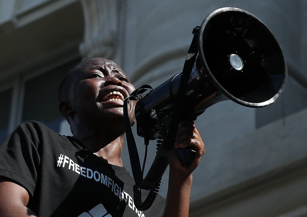 Pilomena Wankenge, de la organización DC Freedom Fighters se dirige a la multitud en una de las concentraciones en la capital.