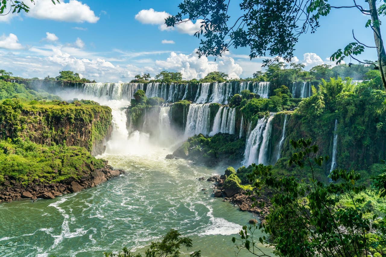 <b>Puesto 7. Cataratas de Iguazu. Argentina y Brasil.</b>
<br>
<br>El río Iguazú, cuyo nombre significa 'agua grande' en la lengua originaria guaraní, desemboca en el río Paraná, en Argentina creando un manto de agua de 4,900 pies (1,500 metros) de ancho. Por su tamaño monumental y caudal de aguas, es considerada una de las maravillas naturales del mundo. 
<br>