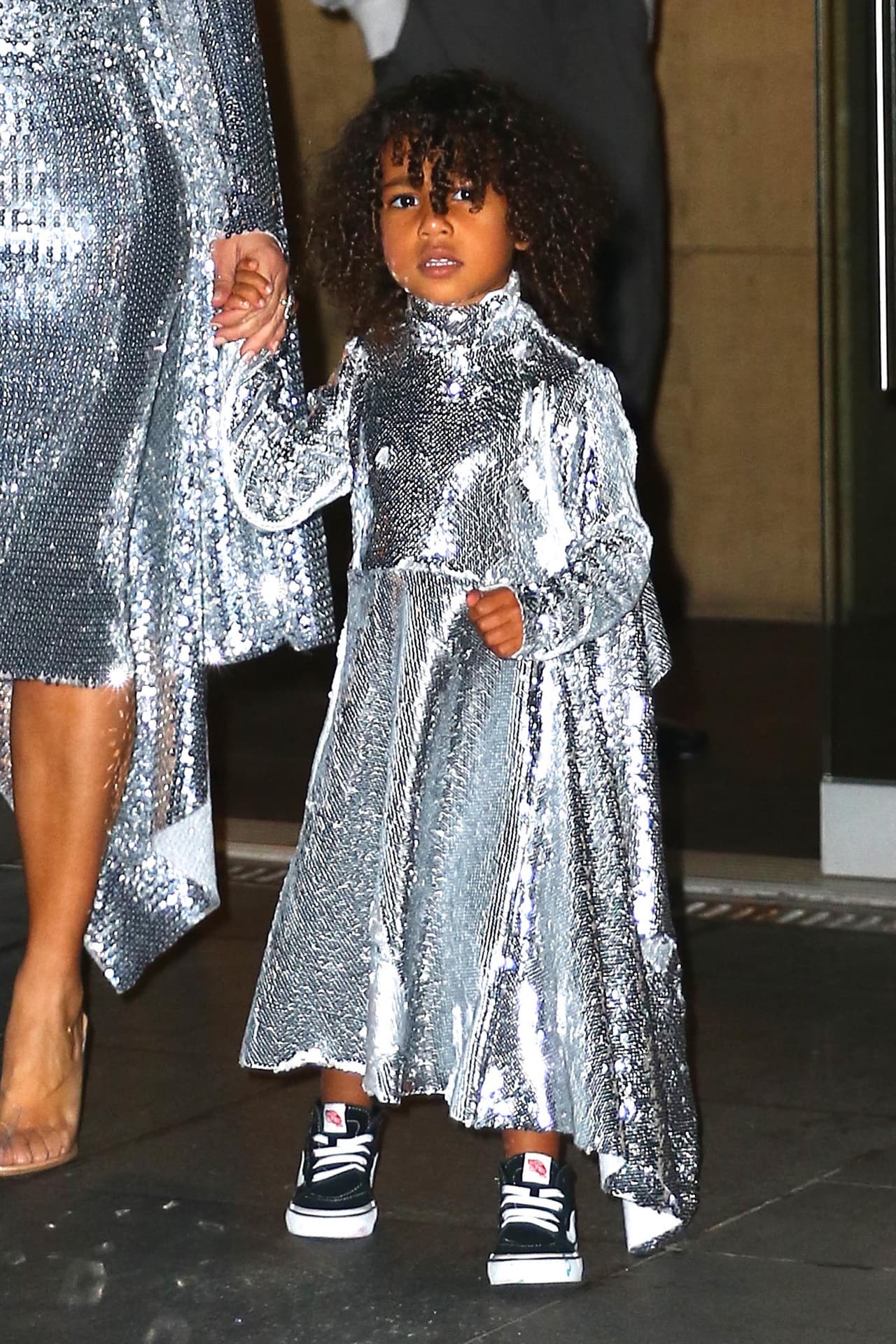 Mami e hija lucieron hermosos vestidos plateados de la firma Vetements.